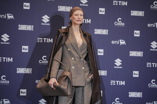 Bianca Balti sparita dai social per depressione dopo le cure per il cancro: "Piangevo e non mi riuscivo ad alzare dal letto"