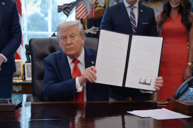Usa, Trump firma decreto per designare Antifa "organizzazione terroristica interna": "Anarchici che chiedono rovesciamento governo"