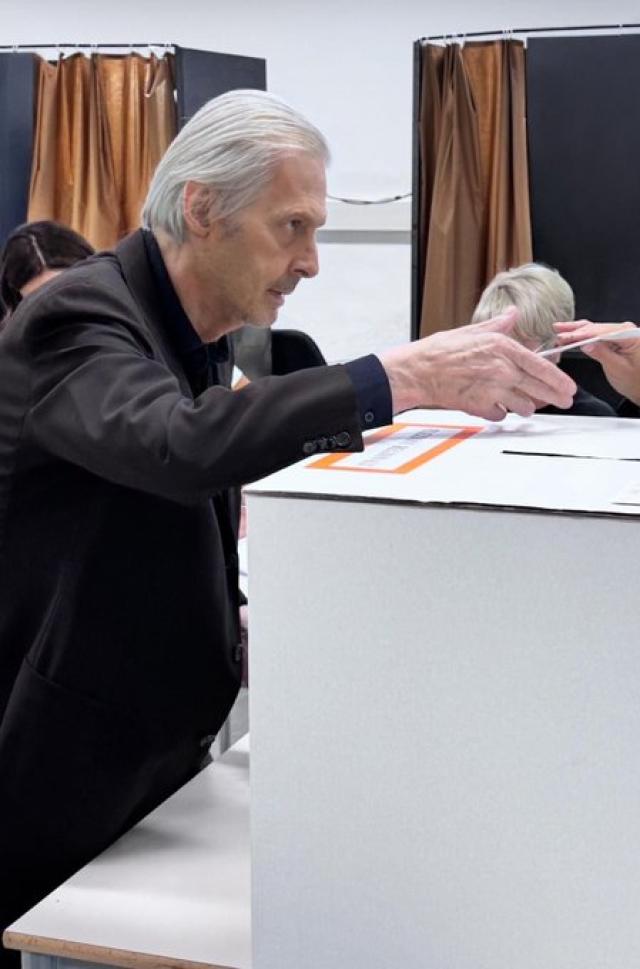 Il ritorno di Vittorio Sgarbi, il critico d'arte al voto a San Severino Marche, le prime immagini dopo il ricovero postate sui social