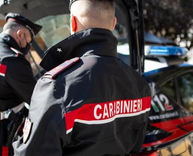 Genova, truffavano gli anziani con il trucco degli sms e investivano in criptovalute, sequestrato un milione