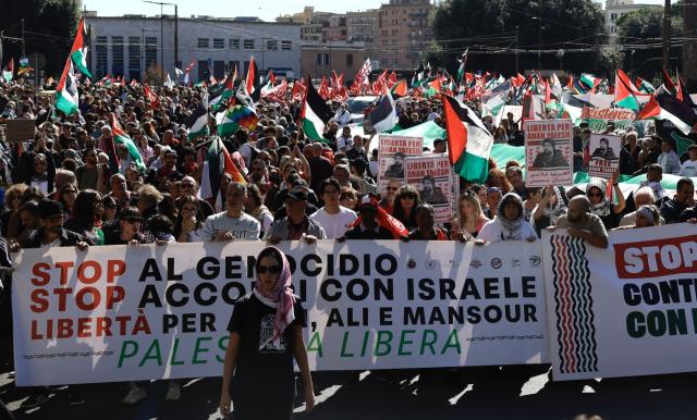 Manifestazione pro-Palestina a Roma, 1 milione per Gaza e Flotilla, striscione "7 ottobre giornata della Resistenza palestinese" - DIRETTA