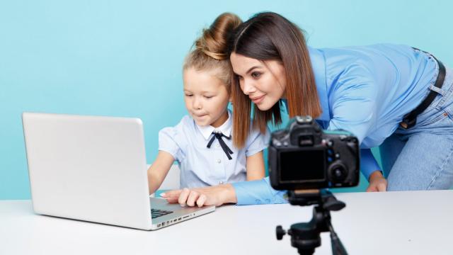 Baby influencer, il disegno di legge bipartisan per evitare i social ai minori fino all'et&agrave; di 15 anni