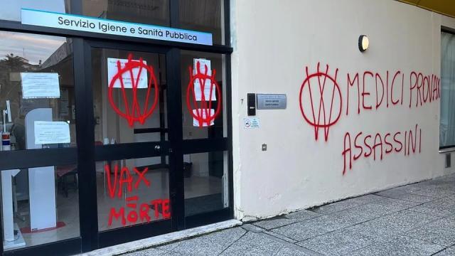Vicenza, scritta &ldquo;Medici provax assassini&rdquo; su sede spisal, virostar Bassetti polemico: &ldquo;Se avessero insultato Kirk ne parlerebbero tutti&rdquo;