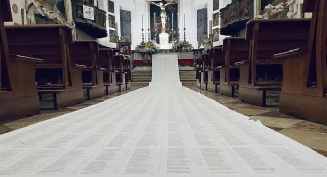 Rovigo, i nomi dei primi 12.211 mila bambini palestinesi uccisi a Gaza scritti su un lenzuolo bianco di 16 metri sul pavimento della chiesa di San Bartolomeo