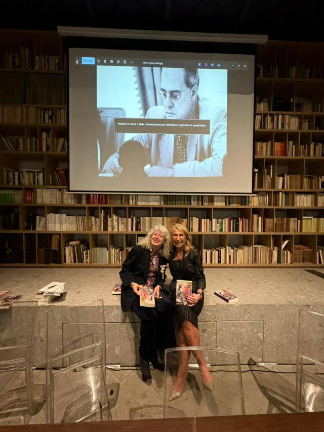 Patrizia Altomano e Simonetta Balboni con, alle spalle, Morris Ghezzi