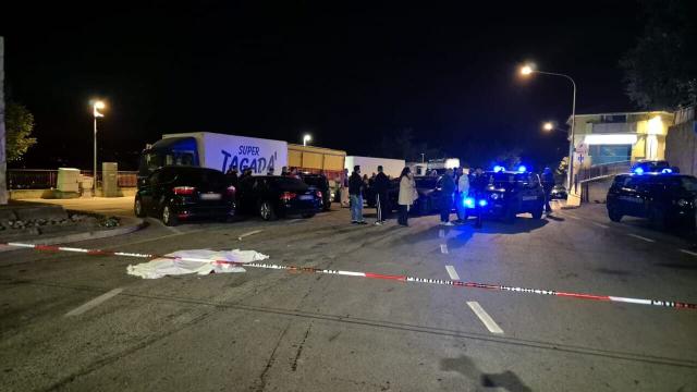 Pescara, 60enne uccisa a colpi di pistola dall'ex marito davanti al nipote 12enne, l'uomo arrestato dopo essersi barricato in un bar