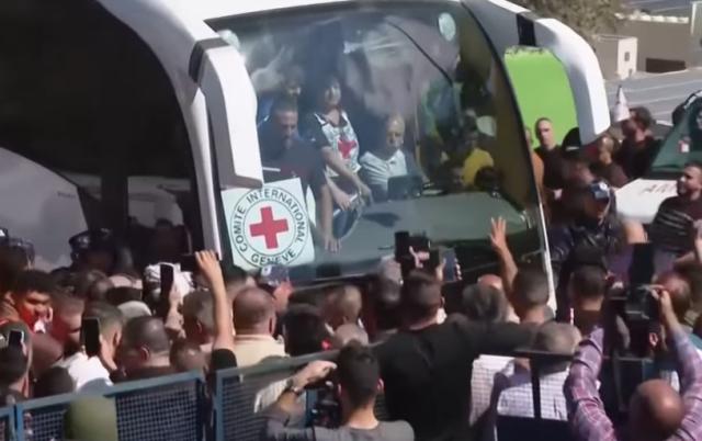 Cisgiordania, Israele libera oltre 1900 prigionieri palestinesi ma impone rigide condizioni per impedire alle loro famiglie di festeggiare