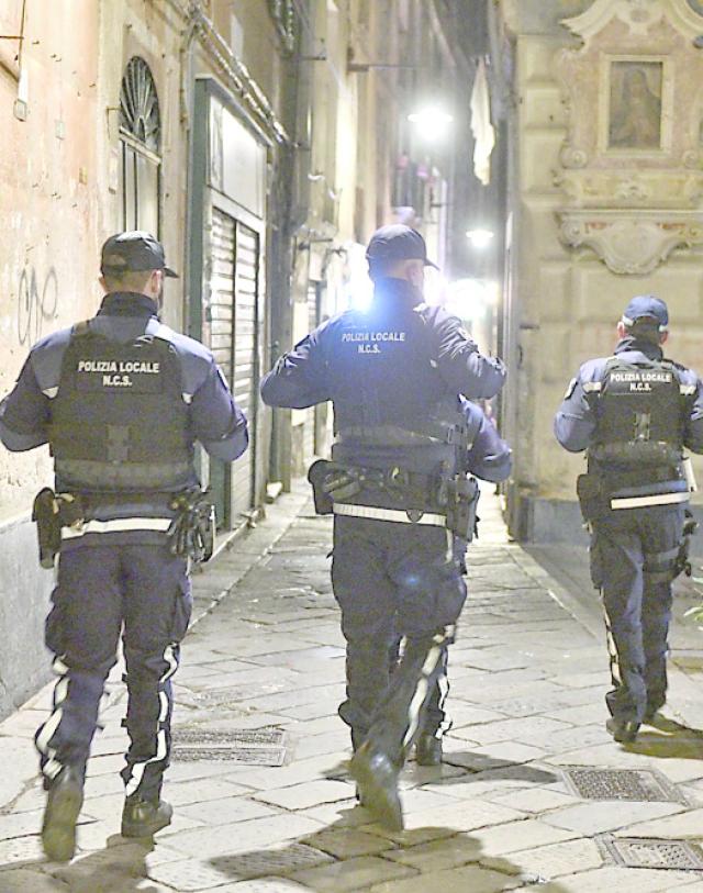 Genova, la polizia locale sgomina la banda che rubava i bagagli ai passeggeri degli autobus turistici