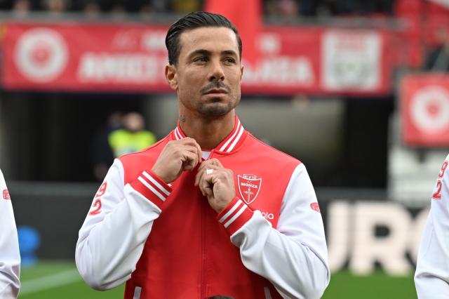 Chi &egrave; Armando Izzo, il calciatore del Monza fidanzato con Raffaella Fico: dall'ex moglie Concetta allo stipendio alla carriera