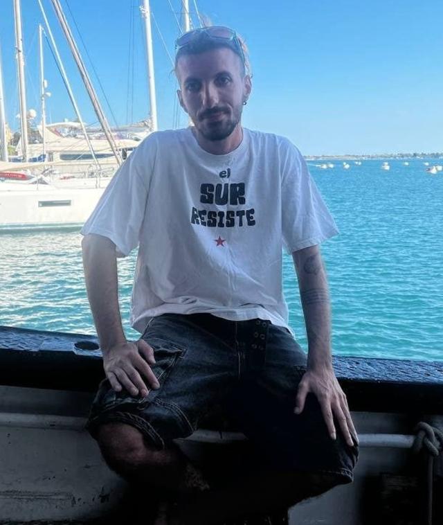 Flotilla, la denuncia per tortura dell&rsquo;attivista Antonio La Piccirella contro Israele: &ldquo;Violenza fisica, metallo nel pane, bevuta acqua del wc&rdquo;