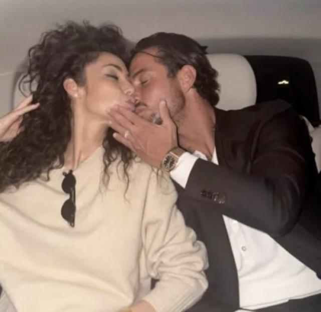 Raffaella Fico e Armando Izzo sono insieme, ecco il bacio in macchina che ufficializza la relazione tra la modella e il calciatore del Monza