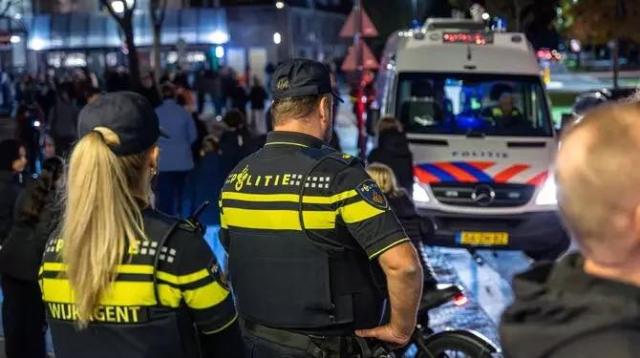 Olanda, arrestati 180 tifosi del Napoli ad Eindhoven prima della partita di Champions col Psv: "Azione preventiva per evitare disordini"