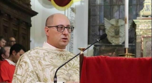 Gela (CL), parroco accoltellato all'addome da 26enne, sacerdote fuori pericolo: l'aggressore entrato in chiesa "per confessarsi", arrestato