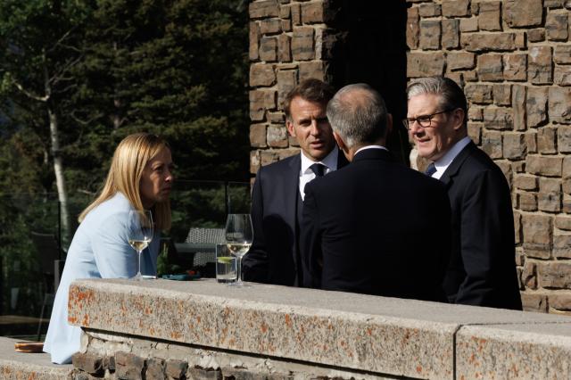 Vertice "volenterosi", Francia, Uk e Francia insistono e preparano invio di armi a Kiev, Zelensky attacca Putin: "Vuole disastro umanitario"