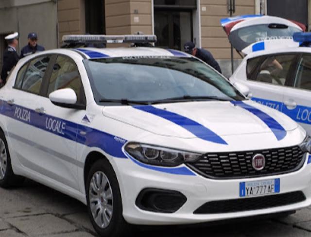 Genova, la polizia locale ferma la pensionata che bruciava i cassonetti, denunciata per incendio aggravato