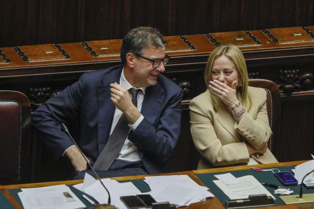 Manovra, governo punta a tassare assicurazioni per recuperare 1 mld &euro;: aumento del bollo su unit linked o tassa su polizze per il conducente al 12,5%