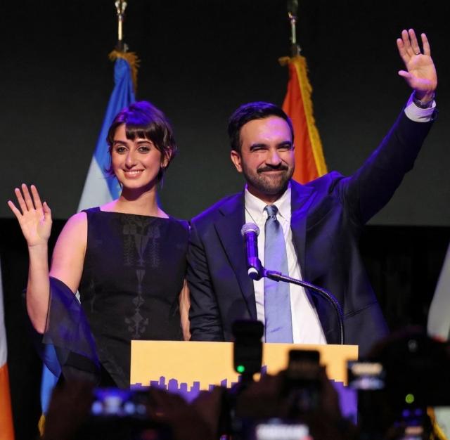 Mamdani sindaco di New York, chi &egrave; sua moglie Rama Duwaji: la pi&ugrave; giovane First Lady della Grande Mela, tra arte, politica e diritti umani 