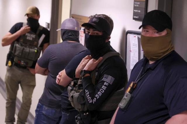 Usa, le squadracce mascherate di Trump e l'incubo delle scandalose e assurde retate anti-immigrazione: verso un regime?