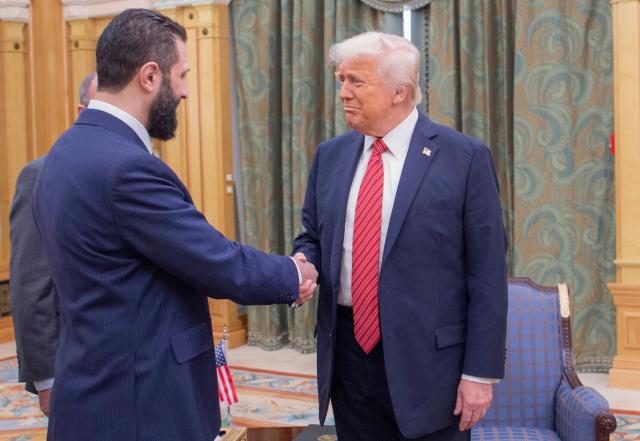 Usa, leader siriano Al-Sharaa da Trump, sul tavolo lotta all&rsquo;Isis e rapporti con Israele, rimossa anche taglia da $10mln su testa ex jihadista