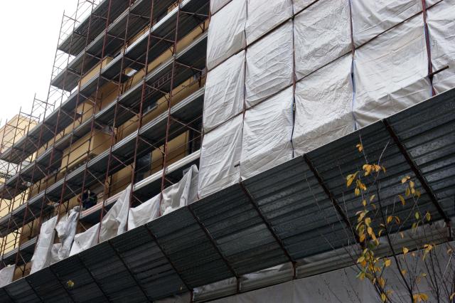 Milano, ladri in appartamento a Capodanno 2019 grazie a impalcatura di cantiere pubblico, Comune obbligato a risarcire furto da &euro;166mila