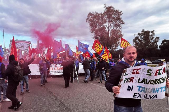 Ex Ilva, i sindacati accusano il governo di voler chiudere l'acciaieria, 6.000 operai in cassa integrazione da gennaio