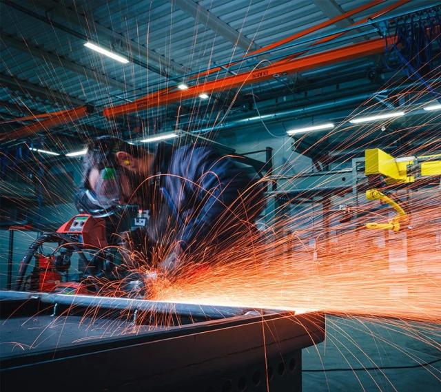 Istat, produzione industriale in crescita dell'1,5% a settembre rispetto al 2024, spiccano alimentari ed elettronica, male la moda