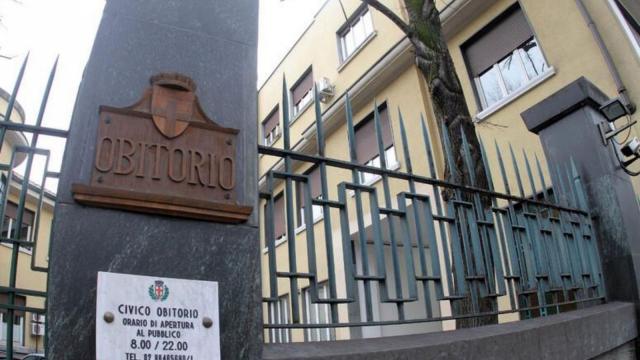 Milano, indagati 6 dipendenti comunali dopo furti di gioielli a morti in camere mortuarie a piazzale Gorini, sottratta anche arcata dentale a donna