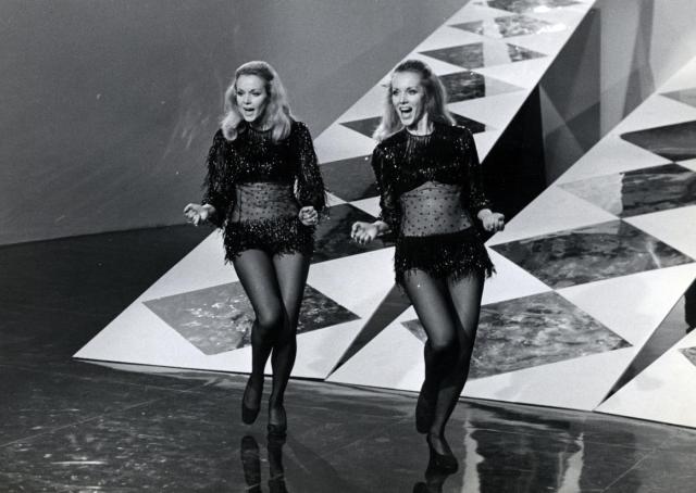 La storia delle gemelle Kessler, icone di emancipazione e audacia: mostravano le gambe in TV e indossavano minigonne attillate sfidando la censura senza volgarit&agrave;