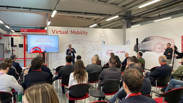 Generali Jeniot, 59% del tempo scrittura messaggi senza guardare la strada, oltre 220 metri percorsi senza controllo visivo, 5,7% per le telefonate