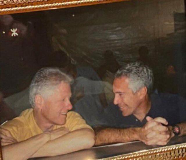 Caso Epstein, "ex presidente dem Bill Clinton viaggi&ograve; 26 volte sul "Lolita Express", in 5 occasioni senza scorta": i DATI dei registri di volo