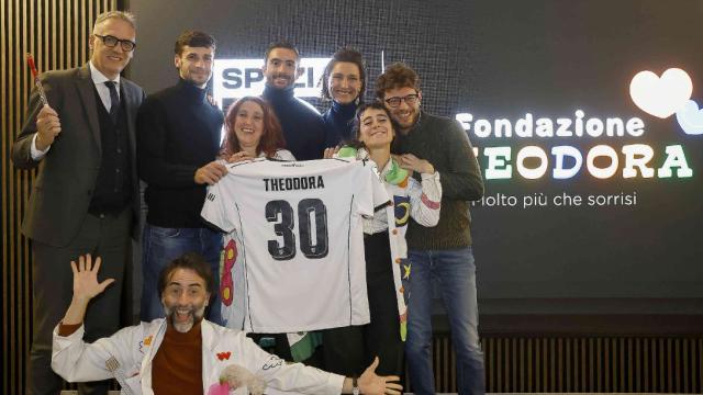 Fondazione Theodora e Spezia Calcio firmano un accordo biennale; eventi dedicati e una maglia all&rsquo;asta per sostenere i bambini in ospedale