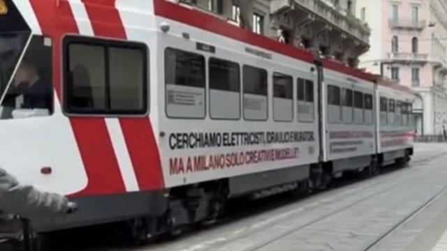 Milano, sui tram lo spot provocatorio di Save Group alla ricerca di personale: &ldquo;Cerchiamo elettricisti, ma ci sono solo creativi e modelle?&rdquo;