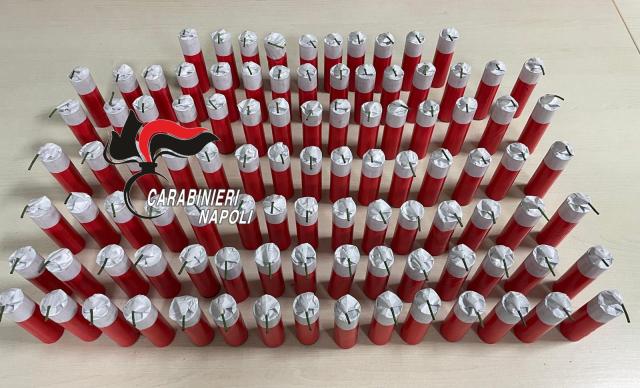 Napoli, 100 botti illegali per oltre 4kg di esplosivo trasportati in auto da 25enne incensurato; necessario l'intervento degli artificieri  