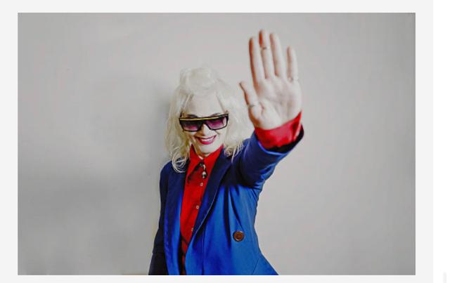 Addio a Pam Hogg, morta &ldquo;serenamente in un letto di hospice&rdquo; a 66 anni la stilista britannica, vest&igrave; anche Rihanna, Kate Moss e Lady Gaga