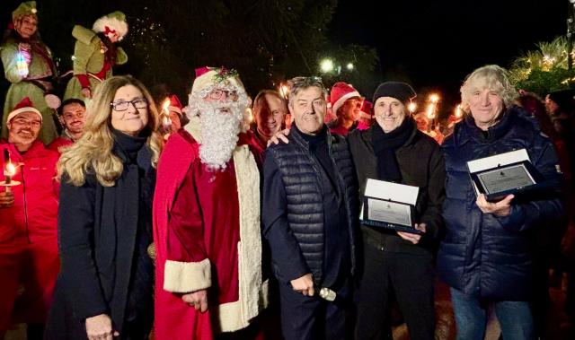 Natale a Forte dei Marmi, la tradizionale accensione del grande albero natalizio al pontile