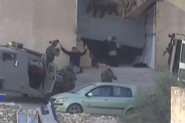 Palestinesi disarmati a Jenin