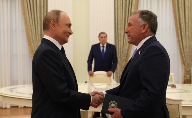 Incontro tra Putin, Witkoff e Kushner a Mosca, sul tavolo il piano di pace per l'Ucraina, consigliere russo Dmitriev: "Giorno importante"