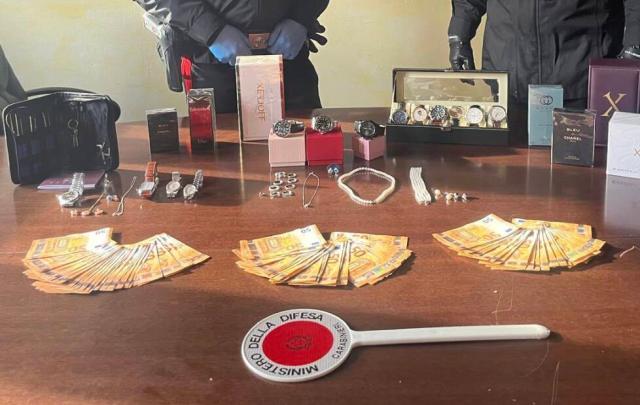 Genova, arrestata la banda del buco che aveva svaligiato una gioielleria, traditi dall'auto in leasing