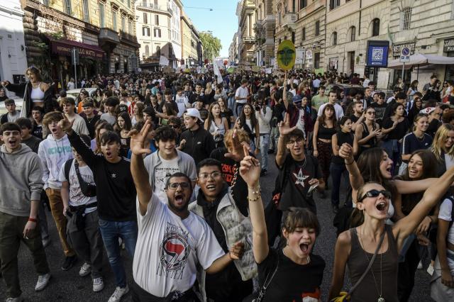 Sciopero studenti tedeschi contro leva militare il 5 dicembre in 60 citt&agrave;: &ldquo;Non vogliamo finire carne da cannone, vogliamo la pace&rdquo;