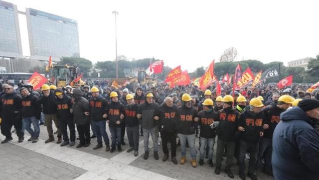 Ex Ilva, gli operai rientrano nello stabilimento ma restano in presidio, fino a domani continuano i blocchi