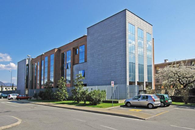 Verbania, 64enne condannato a 3 anni dopo aver sfregiato volto della moglie con acido in parruccheria, tribunale choc: &ldquo;Lei poteva sciacquarsi&rdquo;