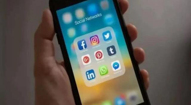 Uk verso divieto social ad under 16 come Australia, Starmer apre a proposta di legge: &ldquo;Dobbiamo fare di pi&ugrave; per tutelare i nostri figli&rdquo;