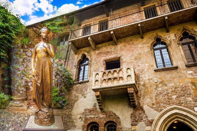Verona, la "Casa di Giulietta" e la tassa degli innamorati da 12 euro voluta dal Comune