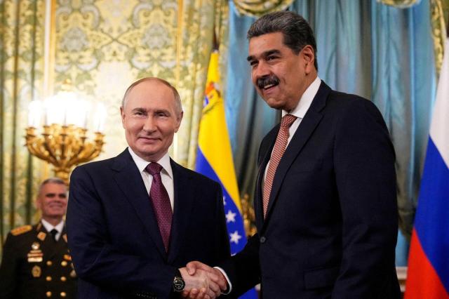 Venezuela, Putin tende la mano a Maduro: "Solidariet&agrave; e pieno sostegno a politica di governo", ma Trump incalza: "Colombia &egrave; prossimo obiettivo"