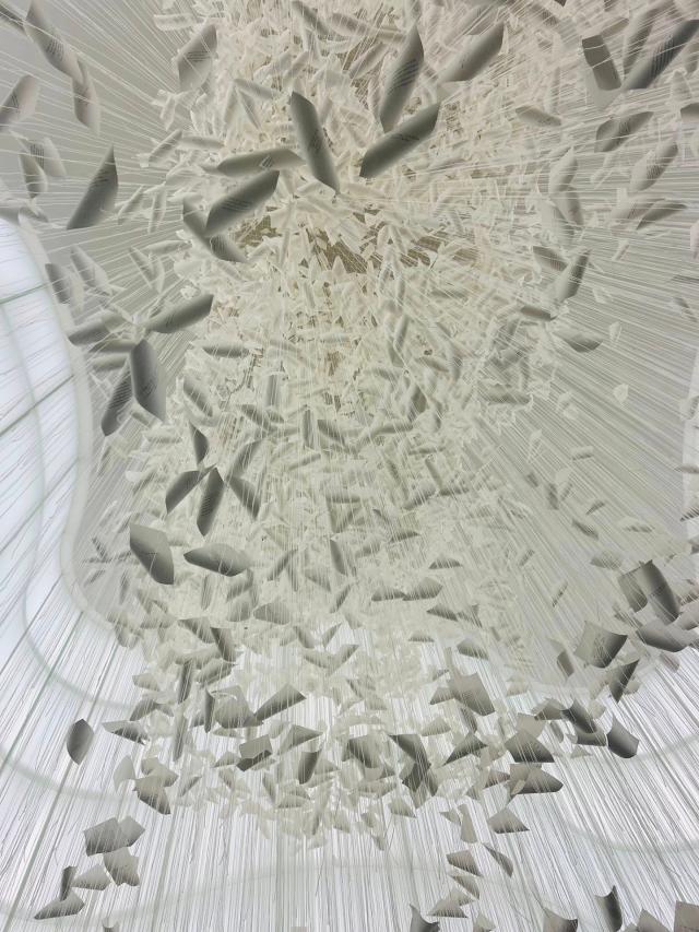 Poesia , memoria e sospensione: quelle dell'installazione di Chiharu Shiota al Mudec di Milano