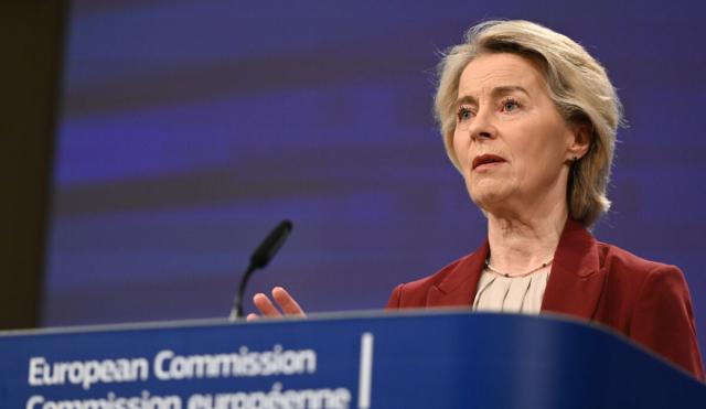 Ursula von der Leyen tuona contro Donald Trump e difende l'insistente democrazia della UE, tempio vuoto del capitale finanziario 