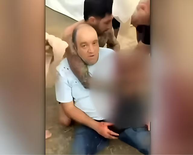 Chi &egrave; Ahmed al Ahmed, il fruttivendolo che ha disarmato l'attentatore a Sydney: 43enne siriano e musulmano, colpito al braccio da 5 proiettili