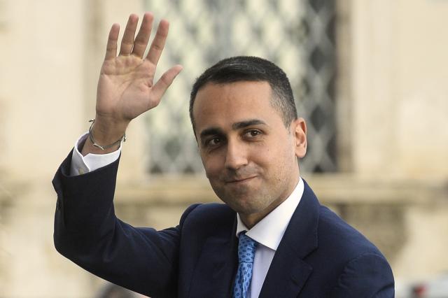 Di Maio, dal balcone al bazooka diplomatico: mezzo milione l&rsquo;anno per portare la pace (a colpi di curriculum)