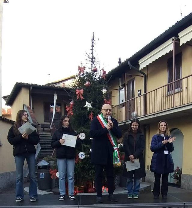 McDonald&rsquo;s, consegnate 4 borse di studio a studenti del Comune di Verano Brianza, la cerimonia nel centro del paese in occasione dell&rsquo;evento natalizio