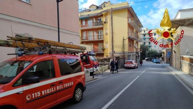 Ronco Scrivia, brucia auto ibrida nel garage di un condominio, un anziano morto e tre persone intossicate